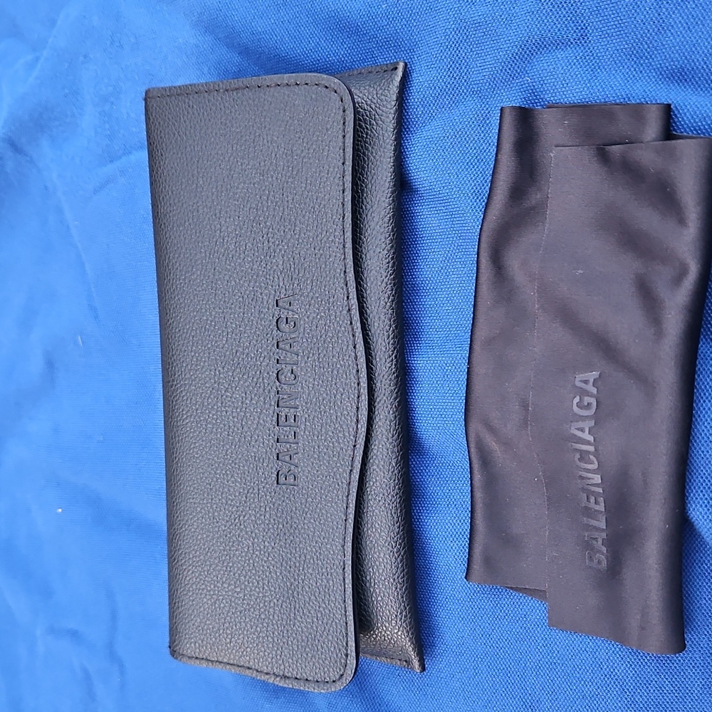 BALENCIAGA LEATHER SUNGLASSES CASE WITH CLEANING CLOTH